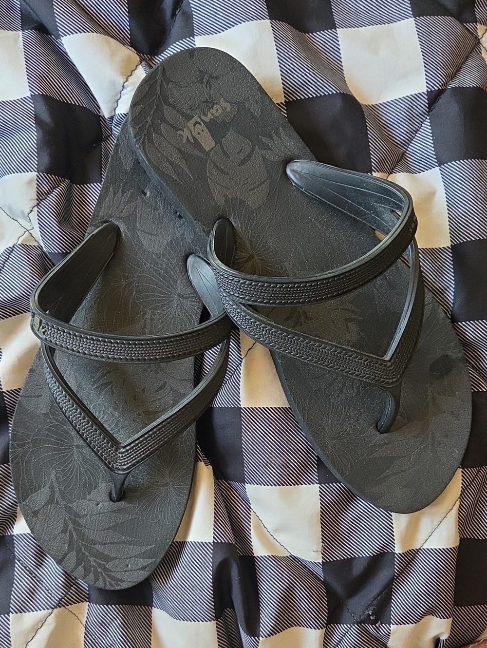 Women's SANUK Hawaiian Print Flip Flops, Black & Gray, 8
